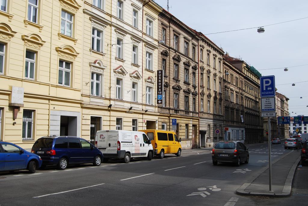 Duskova Apartments Praga Esterno foto
