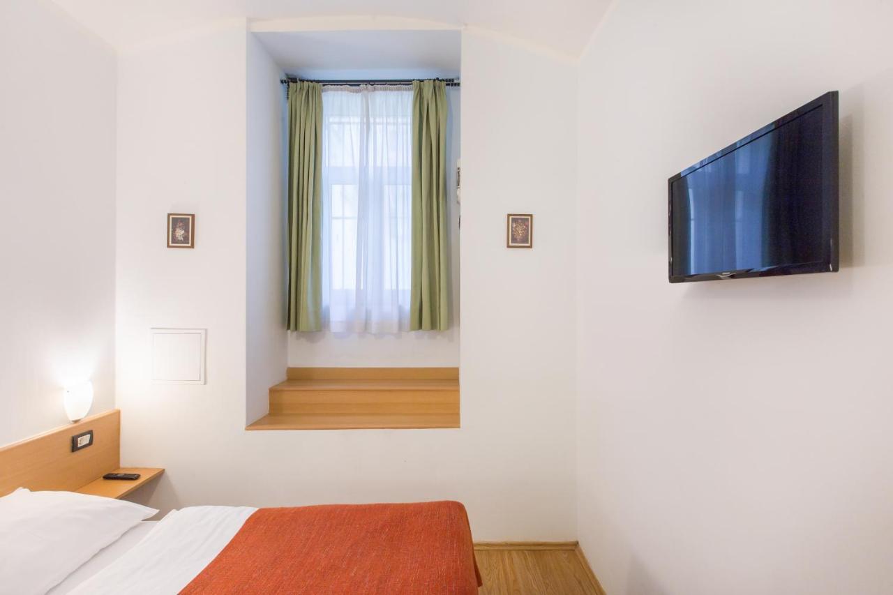 Duskova Apartments Praga Esterno foto